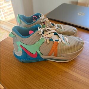 Nike(GS) Nike LeBron Witness 7 'Grey Fog Multi-Color'